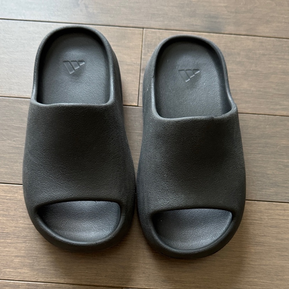 Yeezy kids black Slide Sandals size 13K